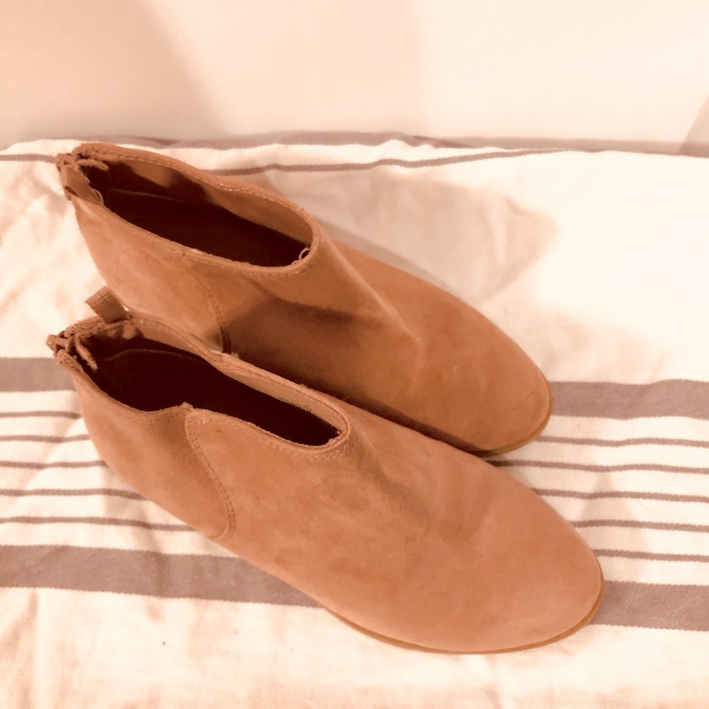 EUC pale pink booties with inside zip closure.